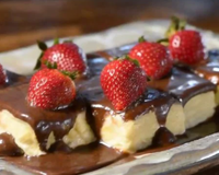 Receita rápida de bombom de morango de travessa com ingredientes simples é perfeita pra devorar no fim de semana