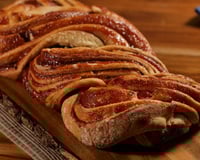 Babka ou pão doce recheado de goiabada
