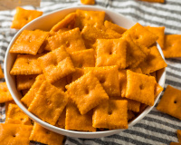 “Nunca mais comprei no mercado”: biscoito de queijo crocante de apenas 4 ingredientes é muito fácil de fazer e mais gostoso que o industrializado