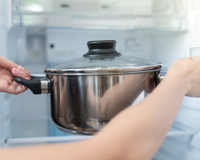 Você guarda panela com comida na geladeira? Descubra por que você deveria evitar esse hábito