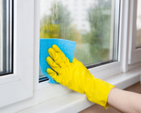 Poucas pessoas sabem, mas esse é o erro comum que deixa as janelas manchadas mesmo depois da limpeza