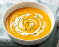 Creme de abóbora finalizado com creme de leite e salsinha