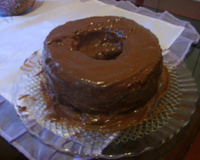 Bolo de baunilha com calda de negrinho