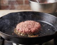 O truque do TudoGostoso para o hamburguer caseiro não ressecar: com apenas uma pequena mudança você mantém a suculência da carne