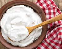 Você não vai acreditar: com 2 ingredientes eu fiz um iogurte grego melhor que o do mercado