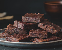 Murilo Fernandes, confeiteiro: "Foram meses testando, errando e ajustando até chegar no brownie perfeito. Essa receita me salvou quando eu comecei na confeitaria. Tem amor, tem história e, claro, uma pitada extra de chocolate"