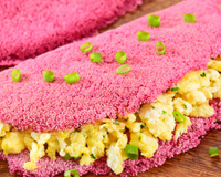 Às quartas comemos rosa: tapioca de beterraba para um lanche nutritivo e no clima do mês de conscientização para o controle do câncer de mama