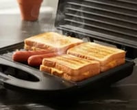 Para quem quer fazer desde lanches a carnes e legumes grelhados, vale apostar nesta sanduicheira Grill 2 em 1