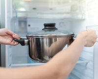 Descubra por que você não deve guardar panelas dentro da geladeira