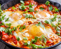 Você já fez ovos à pizzaiolo? Essa receita italiana é fácil, saudável e fica pronta em 20 minutos na frigideira