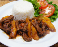 Iscas de carne com pêssegos frescos