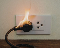Um aparelho que deve sempre ser desligado da tomada após o uso para reduzir o risco de incêndio