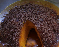 Bolo de cenoura com calda de chocolate de microondas