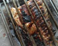 Peixe assado na brasa