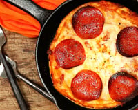 Não precisa de forno, nem de airfryer, para preparar essa pizza de frigideira deliciosa, o lanche rápido e perfeito!