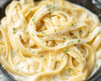 Macarrão Alfredo perfeito: receita simples da minha mãe com um molho com queijo delicioso