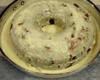 Bolo de laranja com cobertura de laranja.