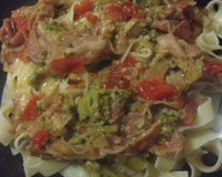 Fettuccine com presunto parma, tomates cereja e brócolis