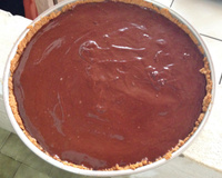 Torta de maracujá da Rapha com cobertura de chocolate