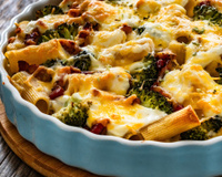 Receita de massa assada com legumes e molho bechamel: TudoGostoso ensina como fazer o gratinado mais cremoso e saboroso, pronto em 30 minutos!