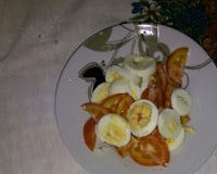Salada de tomate com ovo cozido