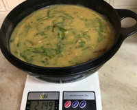 Sopa de fubá com couve, bacon e azeite de dendê