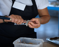 2 truques infalíveis para descascar camarão com facilidade e em tempo recorde
