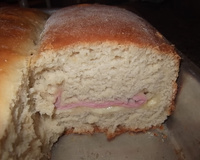 Pão recheado com presunto e queijo