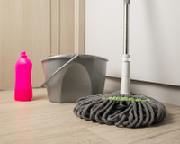 Como limpar seu esfregão sem precisar mexer nele nem gastar um centavo. Um truque caseiro que o deixa com cheiro de novo