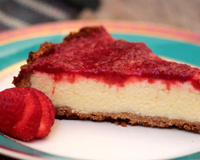 Fatia de torta de ricota com geleia de morango