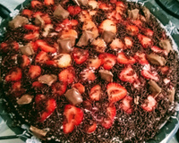 Bolo de chocolate com morangos