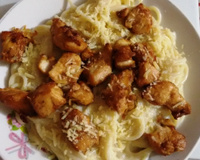 Espaguete ao molho branco com filé de frango