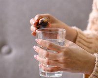 Diga adeus aos aromatizadores de ambiente: 7 gotas em um copo de água e sua casa vai cheirar como um jardim