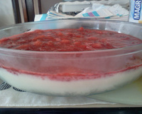 Creme de iogurte com calda de morango