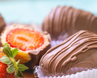 Esse bombom de chocolate com morango é perfeito para um lanche saudável para te deixar saciado