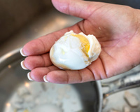 Não deixe os ovos cozidos de molho em água fria: donas de casa com 30 anos de experiência fazem isso e as cascas se soltam facilmente