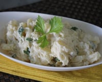 Batatonese simples com ervas em porção pequena para servir