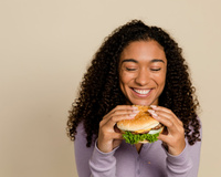 Dá para comer hambúrguer todo dia mesmo de dieta, desde que você siga essas dicas da nutri