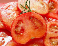 Os chefs espanhóis recomendam: após salgar os tomates e adicionar azeite, espere de 5 a 10 minutos antes de servir