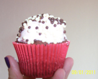 Cupcake de chocolate com merengue de morango super fácil