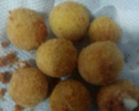 Bolinho de milho recheado com queijo parmesão