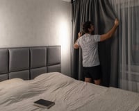 Pare de usar cortinas no quarto: 5 alternativas elegantes, originais e modernas para vestir suas janelas