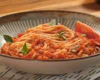 Macarrão al pomodoro fácil e rápido: o clássico italiano que salva qualquer almoço corrido fica ainda melhor com essa receita que aprendi no TudoGostoso
