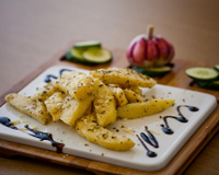 Batatas temperadas e assadas com casca