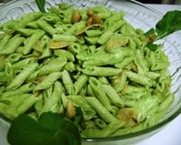 Salada de penne com pesto de rúcula