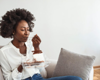 Você não está sozinho: a ciência explica por que comemos mais no inverno