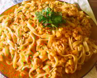 Macarrão com estrogonofe de frango rápido e fácil