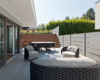 Móveis para ambientes externos que vão deixar seu jardim com cara de espaço gourmet gastando pouco