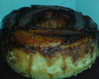 Bolo de iogurte e bananas carameladas