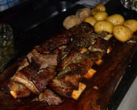 Costela de boi assada rápido na churrasqueira